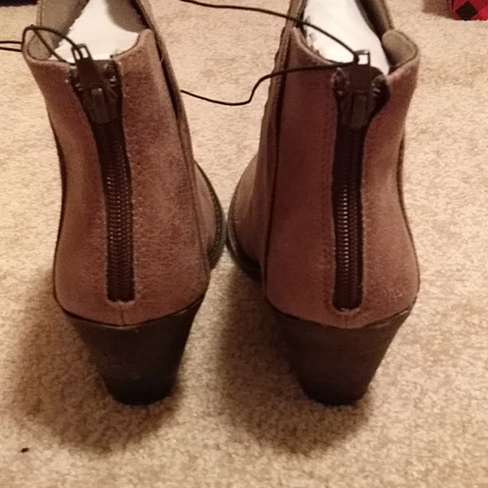 Shoe - Picture 5 of 8